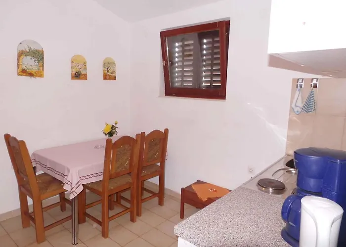 Apartman 33 *